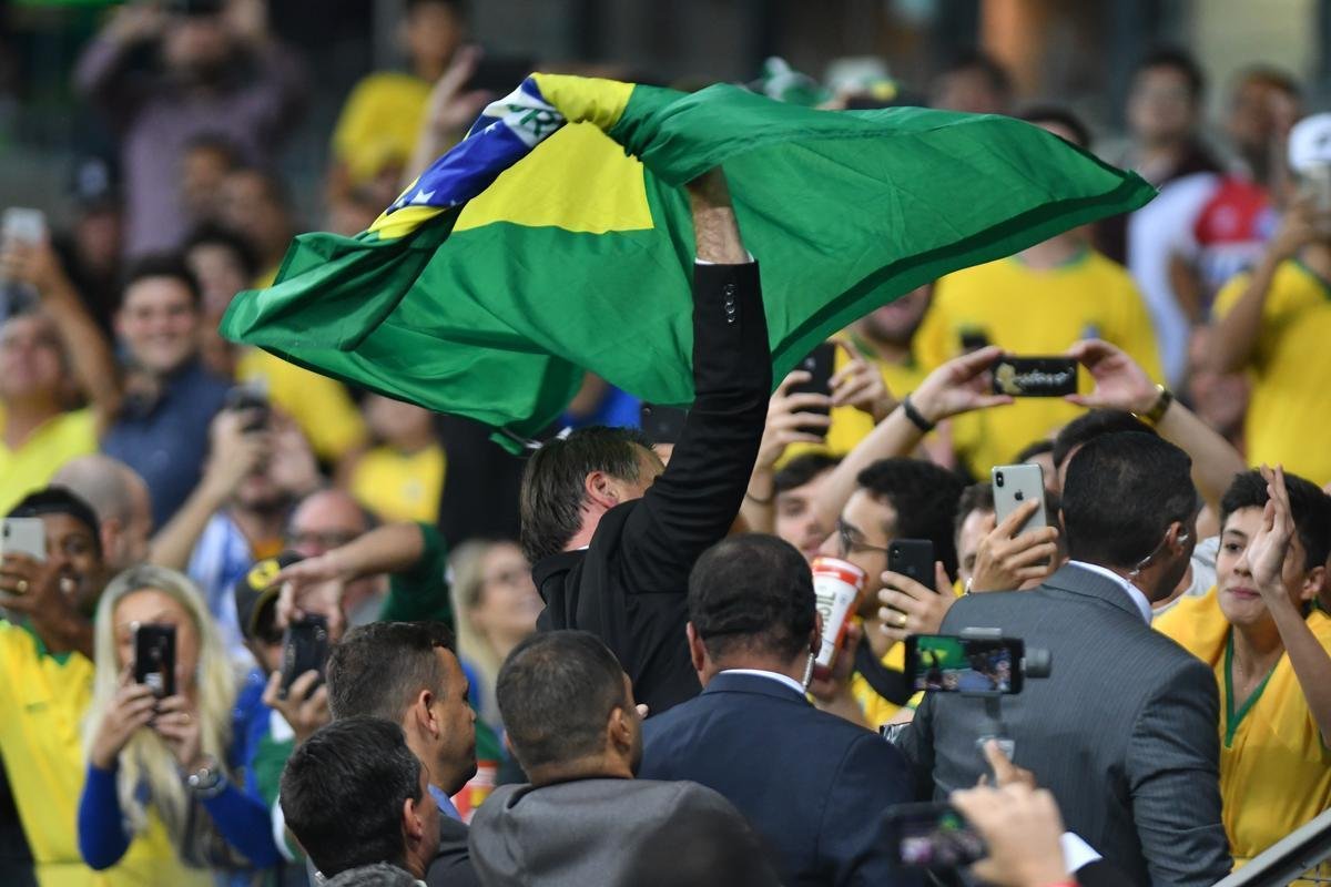 Durante o intervalo do jogo, Bolsonaro desceu ao gramado, foi vaiado e tambm recebeu aplausos