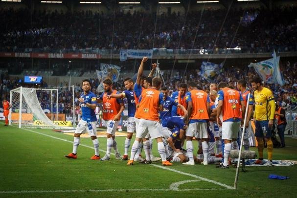 Thiago Neves colocou o Cruzeiro em vantagem no primeiro tempo e balançou o Mineirão