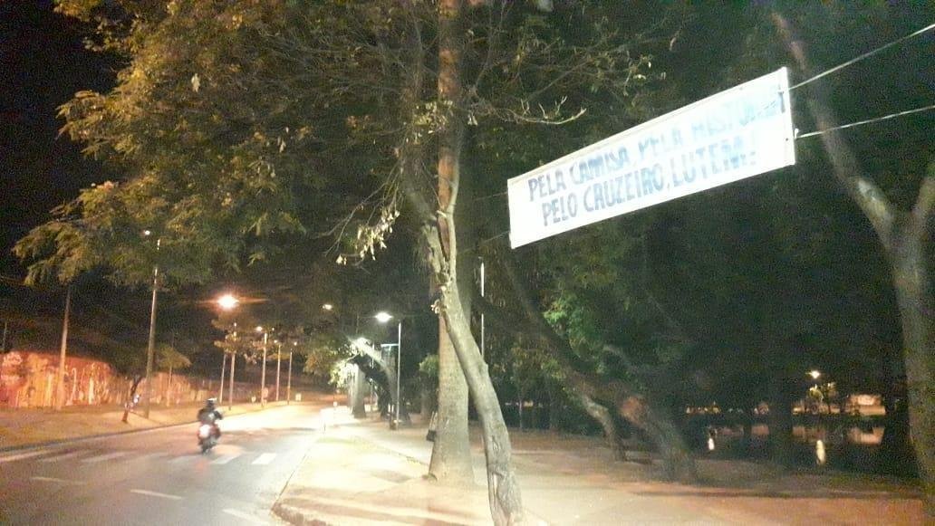 Faixas de apoio ao Cruzeiro so estendidas em Belo Horizonte antes da partida contra o FLuminense