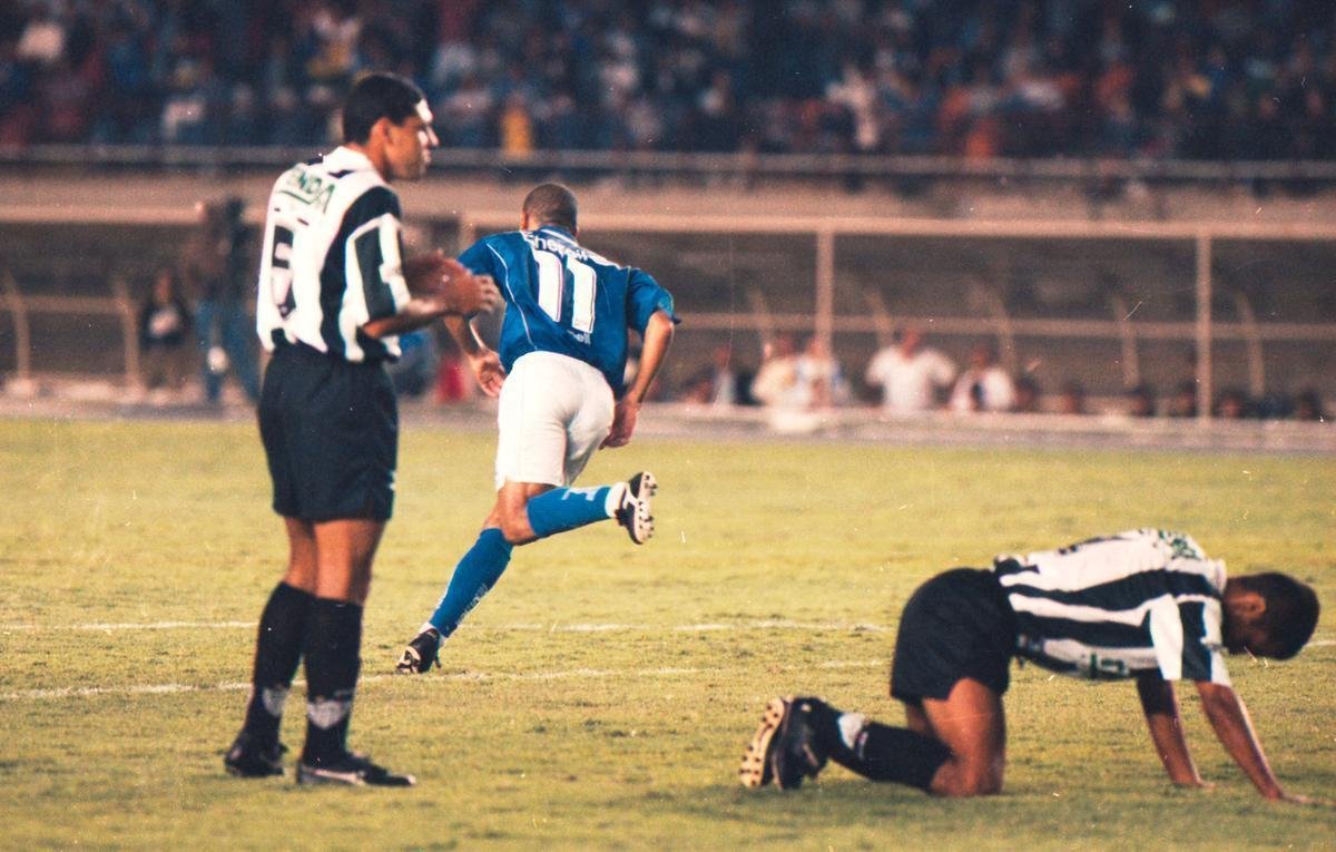 FBIO JNIOR: tinha 20 anos quando fez trs gols na vitria por 3 a 2 sobre o Atltico, no Mineiro, pela final do Campeonato Mineiro de 1998. O Cruzeiro se sagrou campeo da competio.