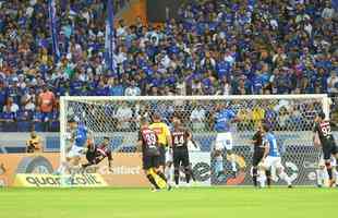 Lances do primeiro tempo da partida entre Cruzeiro e Atltico-PR, no Mineiro, pelas oitavas de final da Copa do Brasil