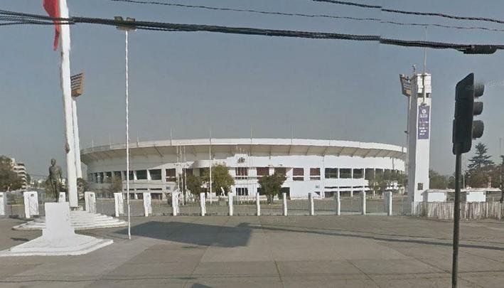 Estádio Nacional, Santiago (Chile) - foi construído em 1938 para comportar 70 mil torcedores. Em 1962, com a realização da Copa do Mundo no Chile, passou por uma ampliação para receber 80 mil pessoas. Na década de 1970, funcionou também como centro de detenção do regime ditatorial do general Augusto Pinochet. Em 1976, recebeu o terceiro jogo da final da Copa Libertadores entre Cruzeiro e River Plate. O ponta-esquerda Joãozinho marcou um gol de falta surpreendente e garantiu a vitória celeste por 3 a 2. Ali surgiu o conhecido apelido 'La Bestia Negra'. Remodelado em 2010, o estádio recebeu cadeiras em todos os setores e teve a capacidade reduzida para 48.745 espectadores. É a casa da Universidad de Chile e da Seleção Chilena.