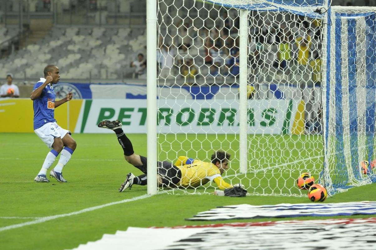 2013 - Na segunda fase de 2013, o Cruzeiro eliminou o Resende com duas vitrias: 2 a 1 fora de casa e 4 a 0 em casa.