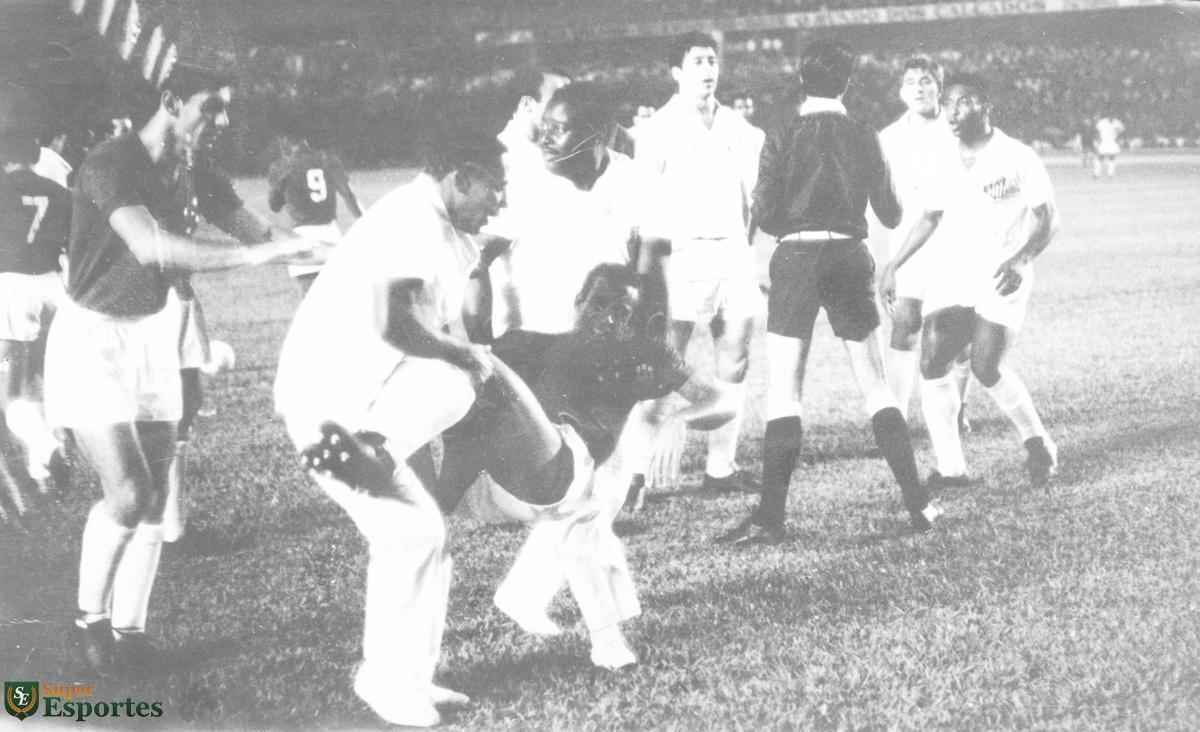Imagens da vitória do Cruzeiro sobre o Santos, por 6 a 2, no Mineirão, no jogo de ida da final da Taça Brasil de 1966. Gols celestes foram marcados por Zé Carlos (contra), Natal, Dirceu Lopes (3) e Tostão (pênalti)