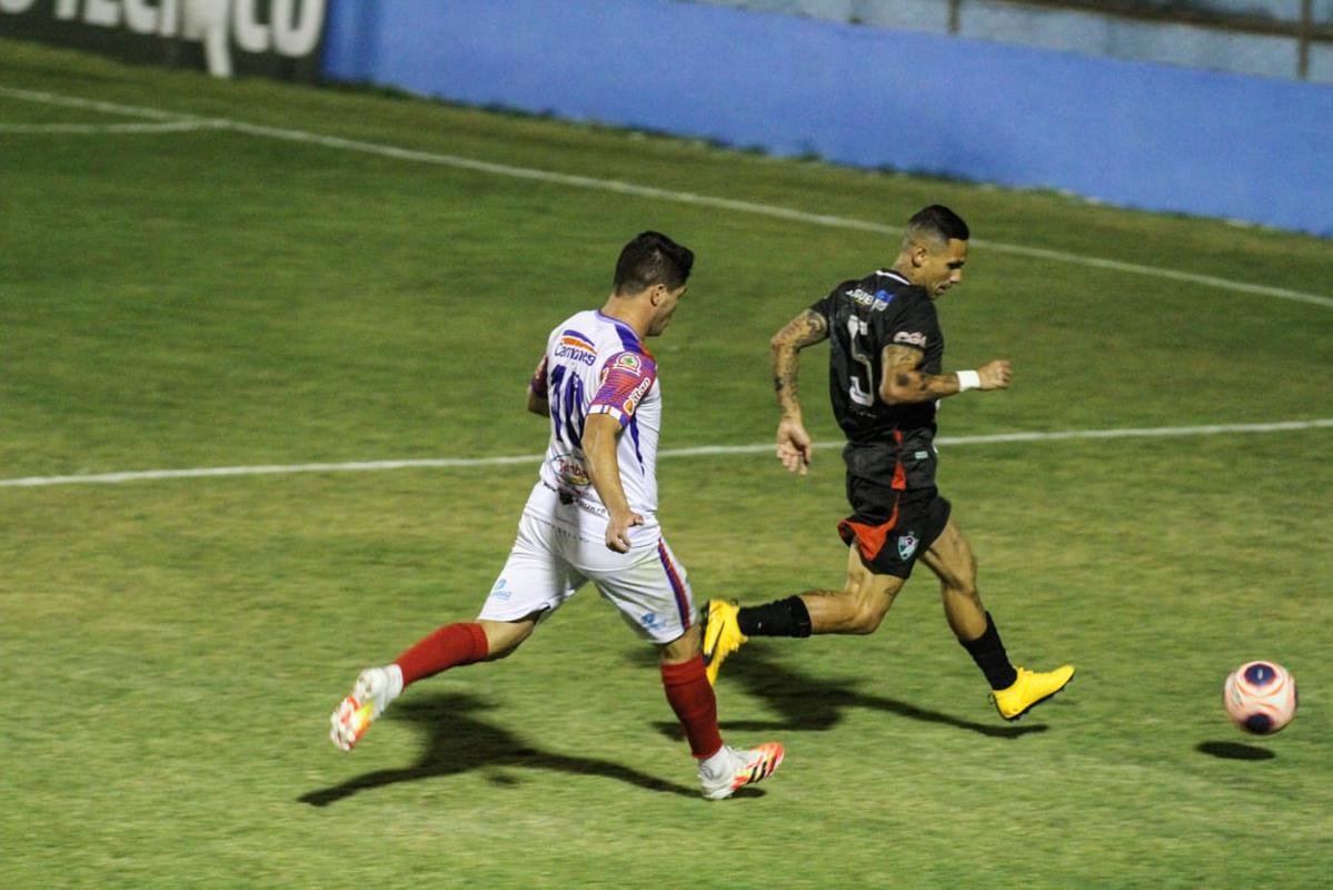 Jogando em casa, o Salgueiro foi melhor e imps o placar de 3 a 0 sobre o Afogados, confirmando a sua terceira deciso de ttulo do Campeonato Pernambucano, segunda contra o Santa Cruz.