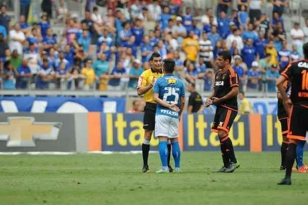 'Pode me punir...' - Revoltado com mais um erro da arbitragem contra o Sport, no caso a marcao do pnalti que abriu a vitria do Cruzeiro, no Brasileiro de 2015, sobre o Leo, Diego Souza no poupou crticas ao rbitro Marielson Alves Silva. Na sada do gramado, no mediu palavras. 'Pode me punir. Mas essa arbitragem est muito fraca.  brincadeira isso. A, depois, vem pedir desculpa. Se voc 'rebobinar' e for buscar, no primeiro tempo, a bola bateu na mo do Manoel ou foi do Cear dentro da rea. Foi mo escandalosa e ele no deu%u201D, afirmou o meia. 'Infelizmente, a gente sai como choro. Mas eles (rbitros) tm que entender que a presso no  s neles. A gente sofre tambm. Eu represento milhes aqui. Quando a gente perde um jogo desses, no posso sair para jantar, nem com o meu filho', reclamou o jogador