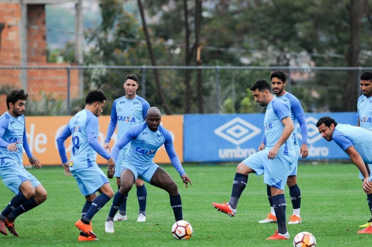 Cruzeiro treinou na tarde desta segunda-feira, na Toca da Raposa II, e embarcou para Buenos Aires horas depois. Na quarta, time enfrenta o Boca Juniors, na Bombonera, pela Copa Libertadores. O meia Arrascaeta, com dores na coxa esquerda, no viajou com a delegao. Tambm ficaram em Belo Horizonte o meia Mancuello e o atacante Sass.