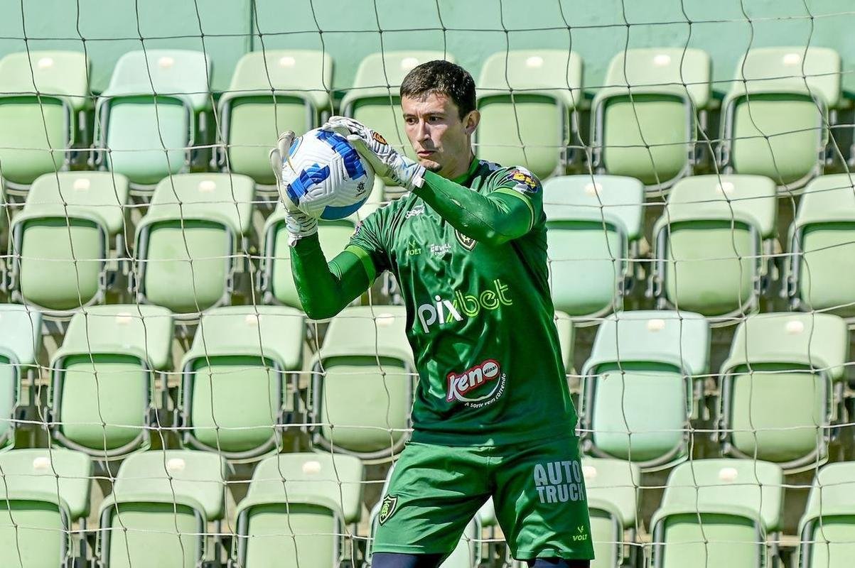 O Amrica realizou, nesta segunda-feira (28), o ltimo treino no CT Lanna Drumond, em Belo Horizonte, antes da viagem ao Paraguai para enfrentar o Guaran, pela Copa Libertadores.