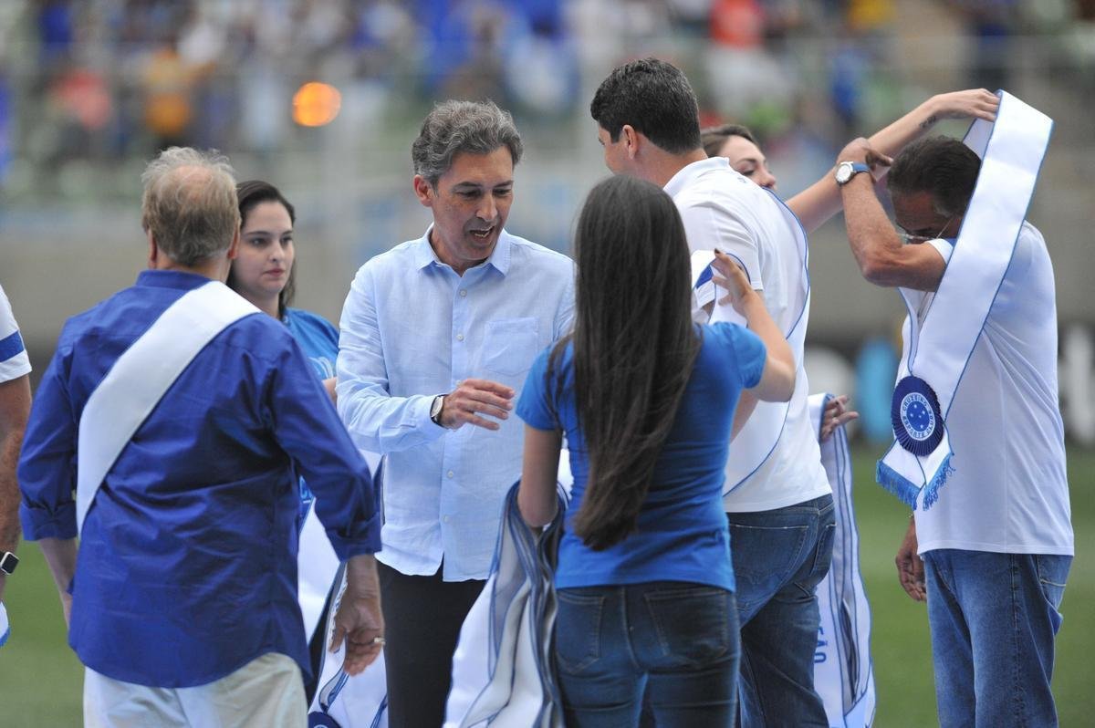 Jogadores, integrantes da comisso tcnica e dirigentes do Cruzeiro recebem faixas alusivas ao ttulo da Copa do Brasil
