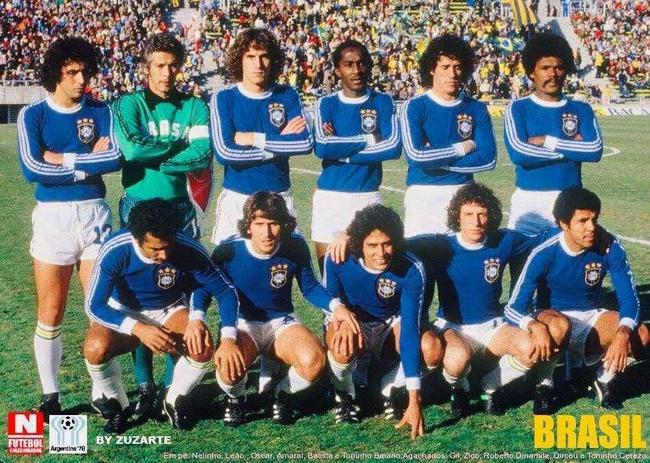 1978 - Camisa azul com detalhes brancos foi utilizada no Mundial de 1978 contra a Polônia