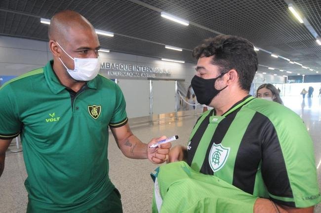 Amrica desembarca em Confins depois de classificao  fase de grupos da Copa Libertadores, conquistada com vitria nos pnaltis sobre Barcelona, em Guayaquil 