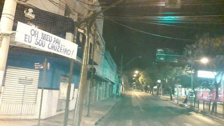 Faixas de apoio ao Cruzeiro so estendidas em Belo Horizonte antes da partida contra o FLuminense