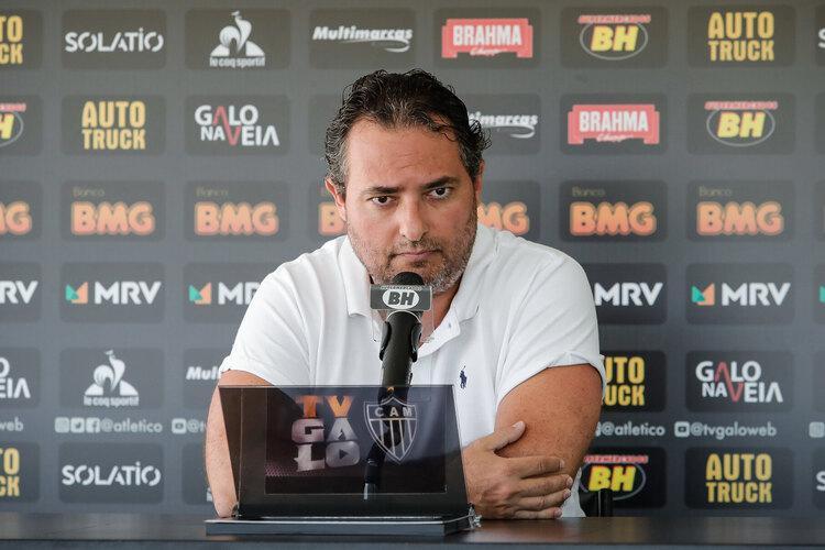 O diretor de futebol do Atlético, Alexandre Mattos, recebeu o diagnóstico positivo de COVID-19 na manhã desta quarta-feira, dois dias após a testagem de todo o elenco do Galo.