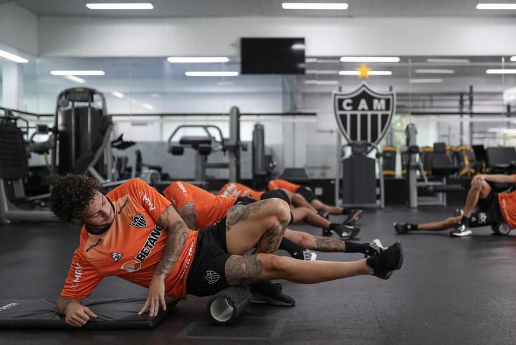 Após a vitória por 2 a 1 sobre o Cuiabá, neste domingo (24), pelo Campeonato Brasileiro, o elenco do Atlético se reapresentou e treinou na tarde desta segunda-feira (25), na Cidade do Galo, em Vespasiano. As atividades visaram o duelo de volta da semifinal da Copa do Brasil, contra o Fortaleza, que ocorrerá na quarta-feira (27). Por ter vencido o jogo de ida por 4 a 0, no Mineirão, o Galo tem vaga encaminhada na decisão do principal torneio mata-mata do país.