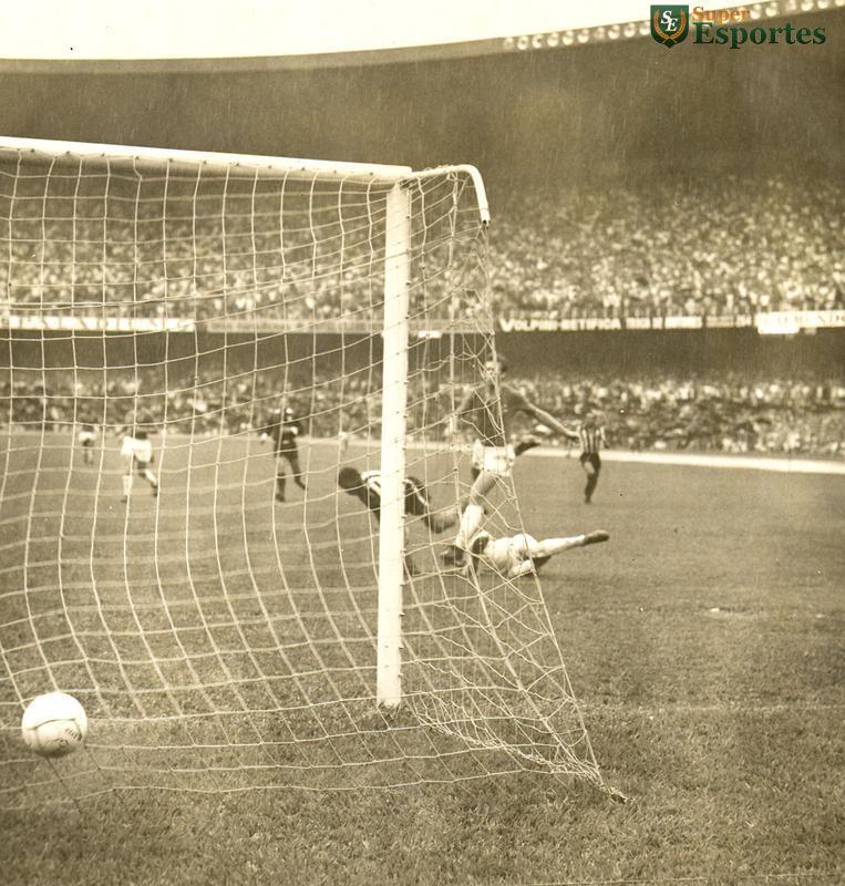 26/11/1967 - Lance do jogo entre Atlético e Cruzeiro, válido pela final do Campeonato Mineiro, no Mineirão.