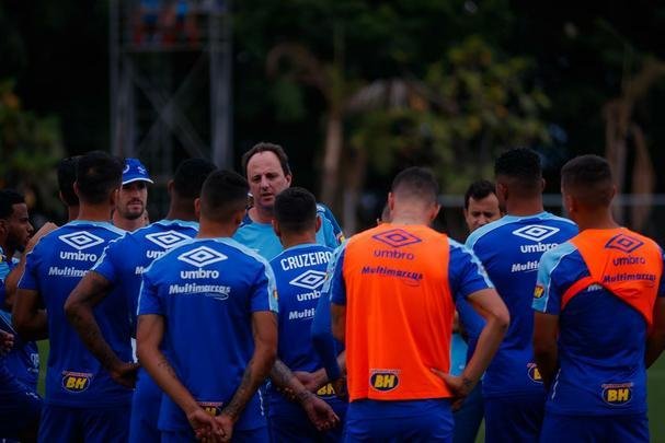 Treino do Cruzeiro nesta segunda-feira, na Toca da Raposa II. Time de Rogrio Ceni enfrenta o Cear na quarta-feira, s 19h30, no Castelo, em Fortaleza, pela 21 rodada do Campeonato Brasileiro