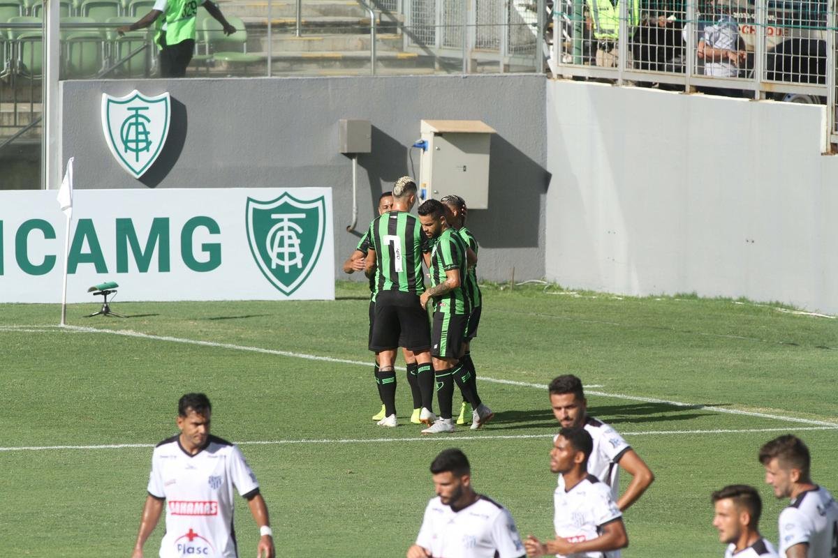Lances da partida entre Amrica e Tupi. Coelho venceu no Independncia por 5 a 0