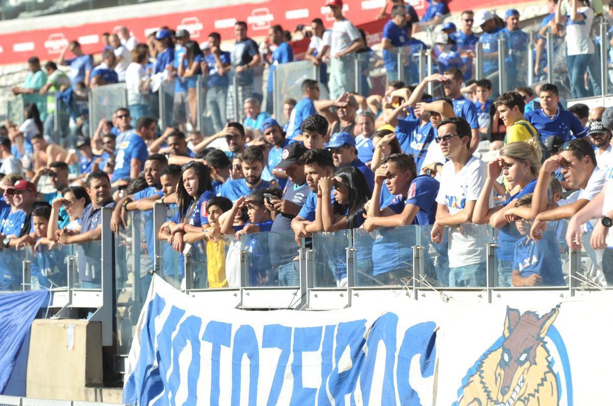 Imagens das torcidas de Cruzeiro e So Paulo no Mineiro