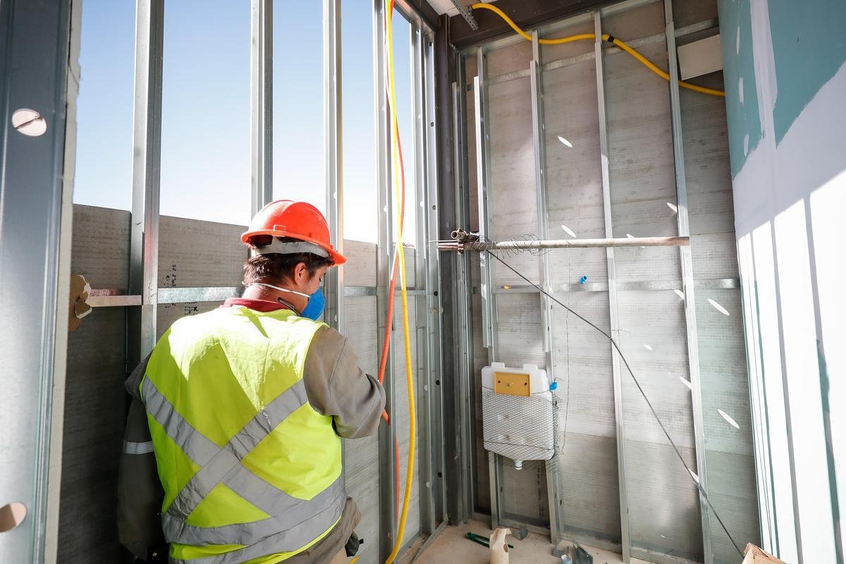 Ideia  mostrar a realidade das obras de construo do estdio do Galo
