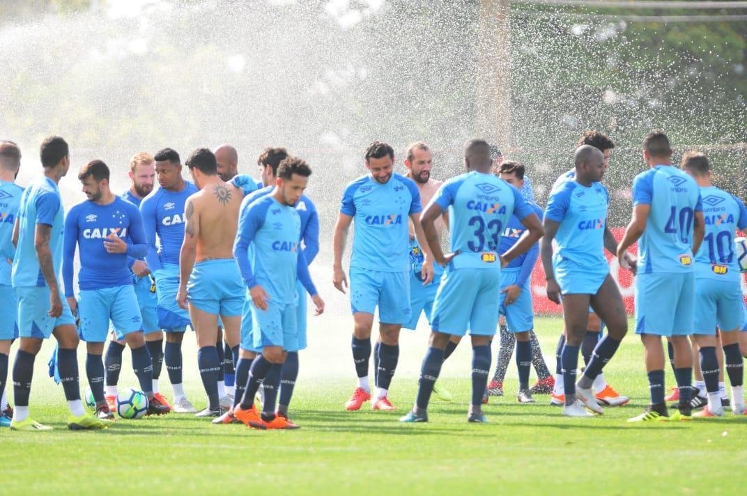 No retorno aos trabalhos com bola na Toca II, os atacantes Fred e Sass passaram por 'batismo' dos companheiros