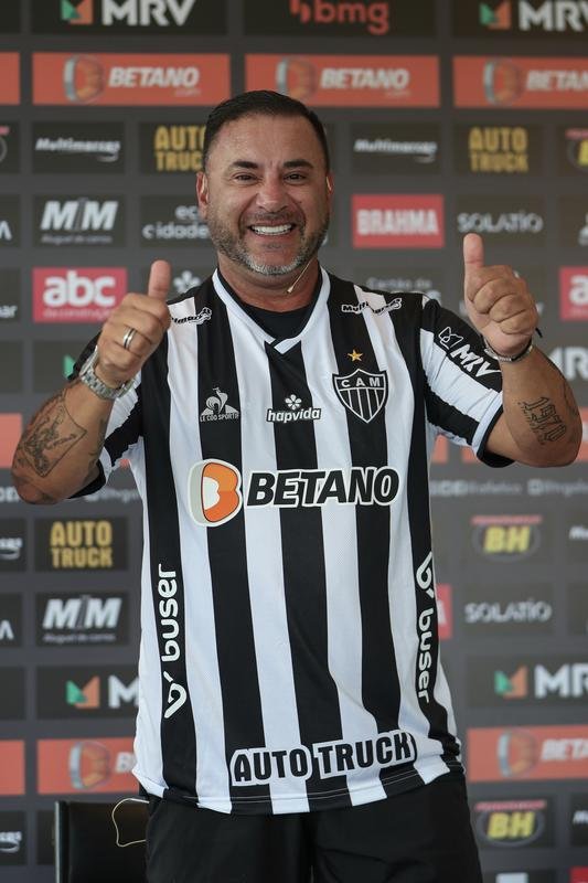 O técnico argentino 'El Turco' Mohamed foi apresentado pelo Atlético nesta terça-feira (25/01) ao lado do presidente do clube, Sérgio Coelho.
