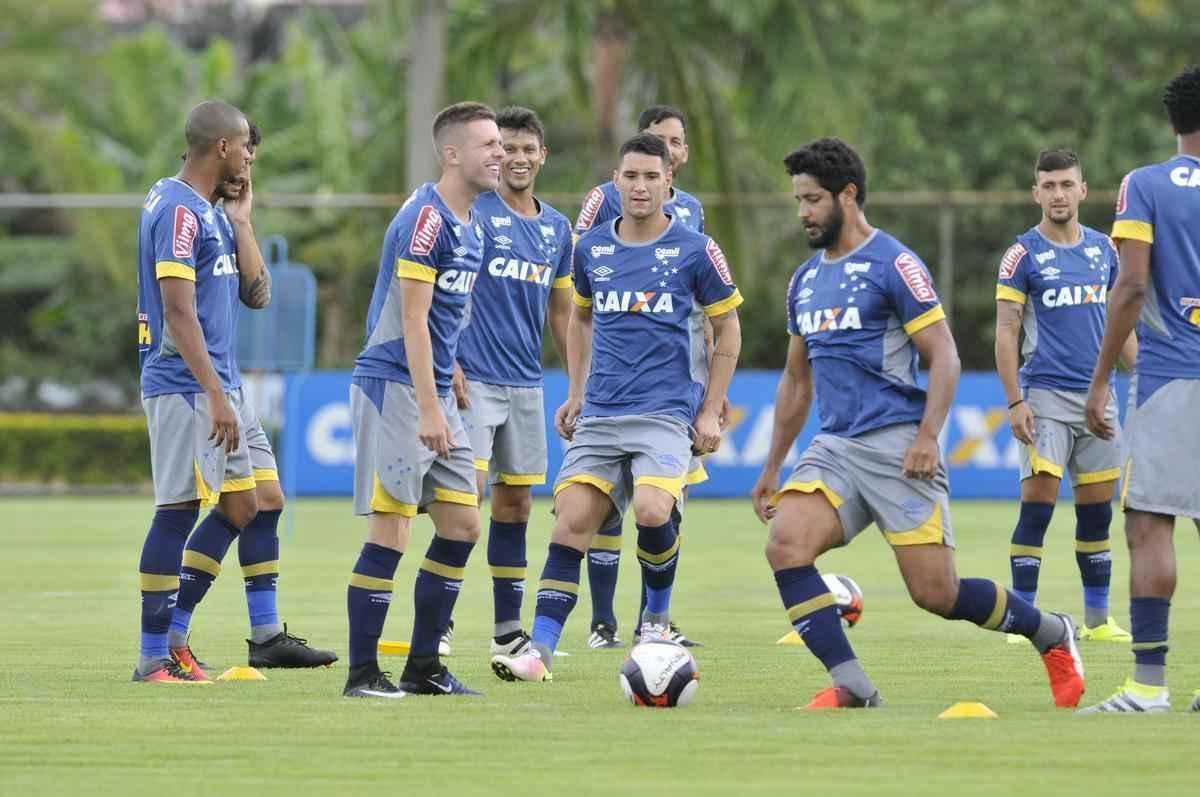 Imagens do primeiro treino do meia Thiago Neves na Toca da Raposa II