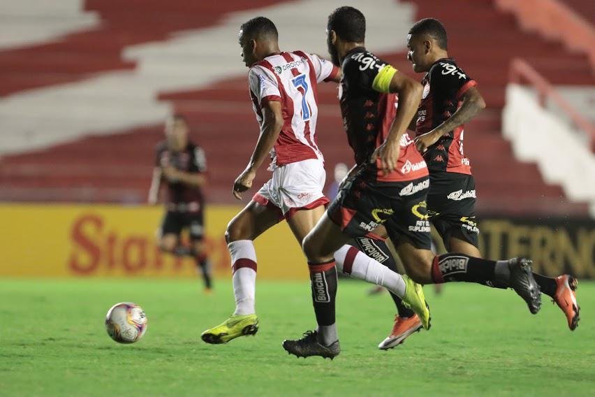 Nutico pressiona na segunda etapa, mas no consegue marcar gol em casa e fica no 0 a 0 com o Vitria. Alvirrubros ao menos impediram crescimento de sequncias de derrotas diante de rival direto na briga contra o rebaixamento