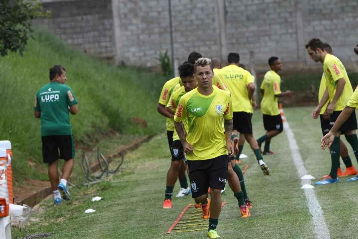O elenco do Amrica se reapresentou para a temporada 2015 na tarde desta segunda-feira, no CT Lanna Drumond. Depois de reunio com integrantes do conselho de administrao, os jogadores foram para um campo secundrio, onde realizaram o primeiro trabalho com bola. O gramado principal passa por reformas.
