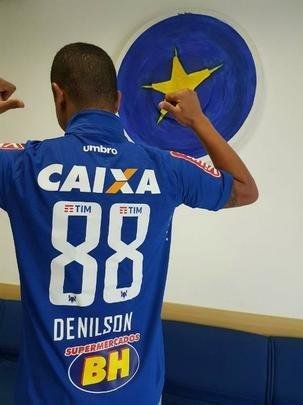 Denílson passou por exames na Toca da Raposa II e posou com a camisa 88 do Cruzeiro