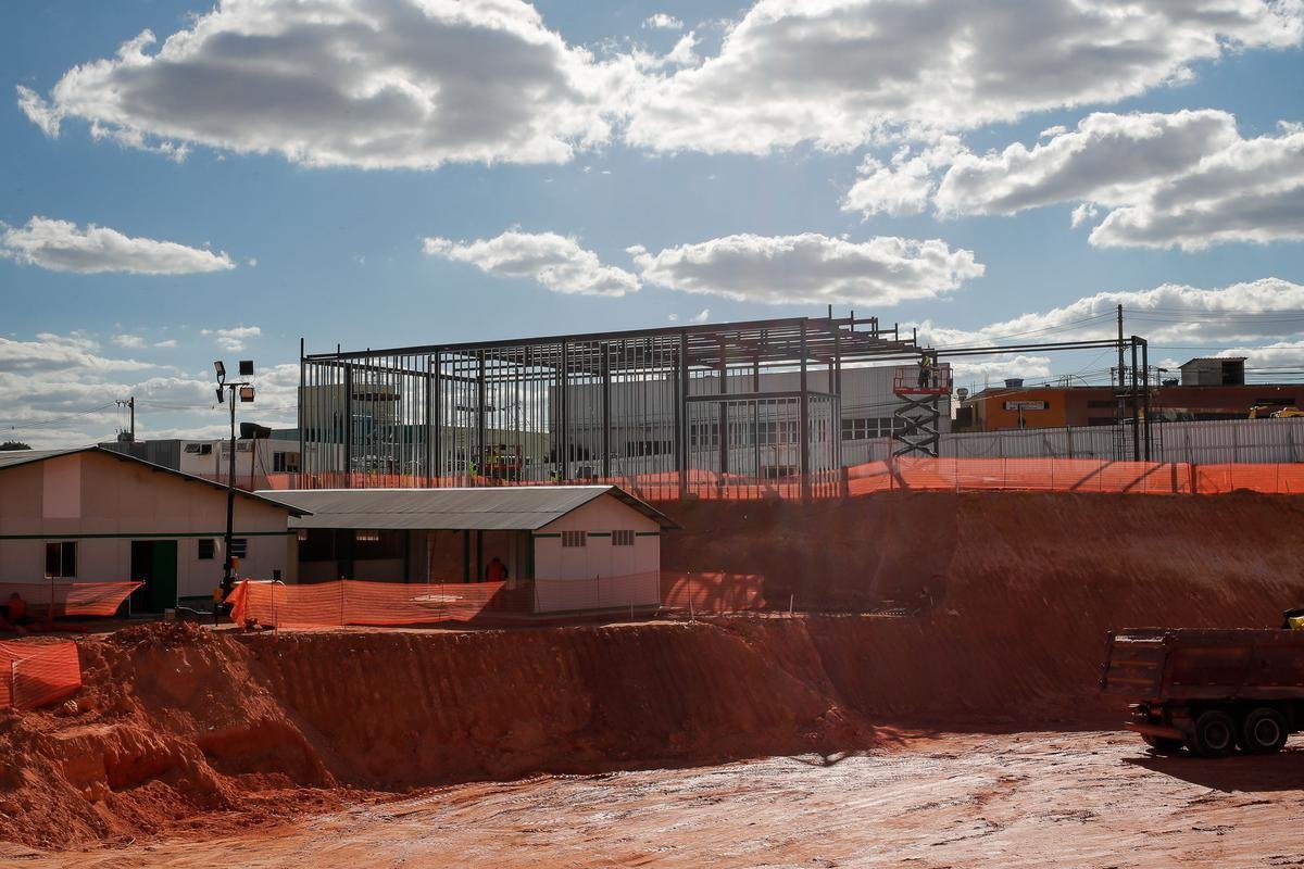 Ideia  mostrar a realidade das obras de construo do estdio do Galo
