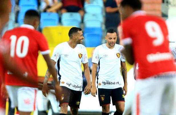 Vila Nova 0x2 Sport (17ª rodada) - 20 de agosto - Três dias depois, o Sport encarava o já ameaçado de rebaixamento Vila Nova, em Goiânia e com uma vitória por 2 a 0, com gols de Elton (que substituiu Hernane, poupado) e Hyuri, ambos no segundo tempo, o Leão assumia a quarta colocação, entrando assim na zona de classificação para a Série A para não mais sair. O jogo também ficou marcado pelas lesões de Sander, que sofreu um corte na boca e Adryelson, que deslocou o ombro.