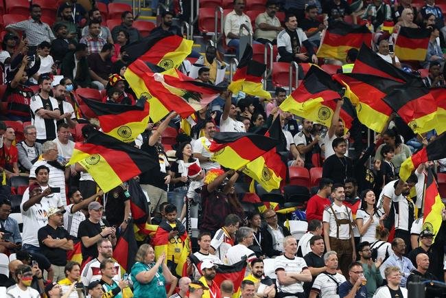 Costarriquenhos e alemes na partida pelo Grupo E da Copa do Mundo, no Estdio Al Bayt, em Al-Khor