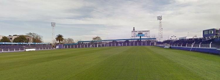 Algumas características fazem do Luis Franzini uma estádio 'raíz'. A mais evidente delas é o fato de as arquibancadas serem de cimento, sem as cadeiras, utilizadas, por exemplo, no Independência e no Mineirão, em Belo Horizonte. Para separar a torcida do campo está apenas uma barreira de arame farpado, típica de estádios usados nos estaduais, por exemplo. São apenas quatro torres de refletores para a iluminação em jogos noturnos. E nada de telão ou placar eletrônico.