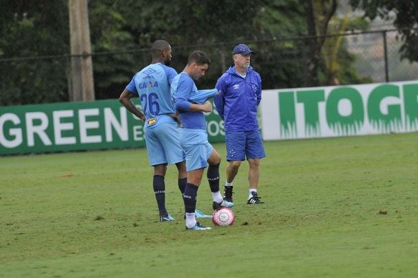 Em atividade na Toca da Raposa II, tcnico Mano Menezes mostrou provvel escalao do Cruzeiro para o jogo contra o Boa: Rafael; Nonoca, Ded, Digo e Marcelo Hermes; Lucas Romero e Bruno Silva; Rafael Sobis, Thiago Neves e Mancuello; Raniel (fotos: Juarez Rodrigues/EM D.A Press)
