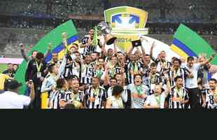 Capito Leonardo Silva ergue a taa e jogadores festejam ttulo indito da Copa do Brasil