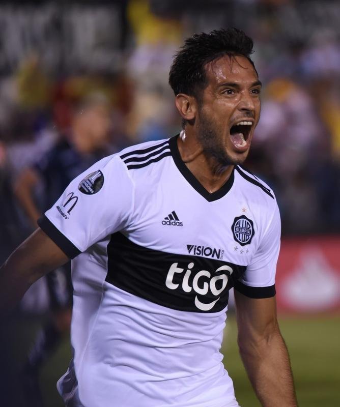 Roque Santa Cruz, atacante com longa passagem pela Europa,  um dos destaques do Olimpia