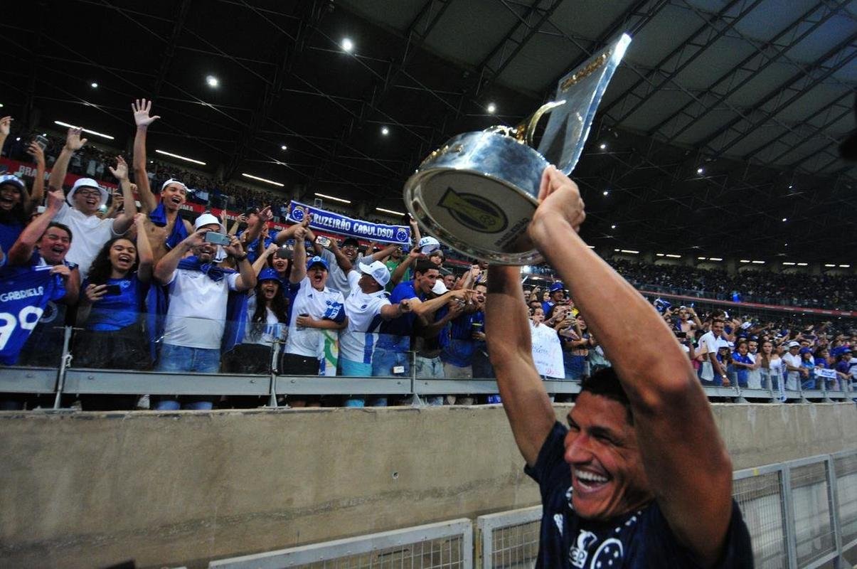 Cruzeiro levanta a taa da Srie B e faz festa no Mineiro