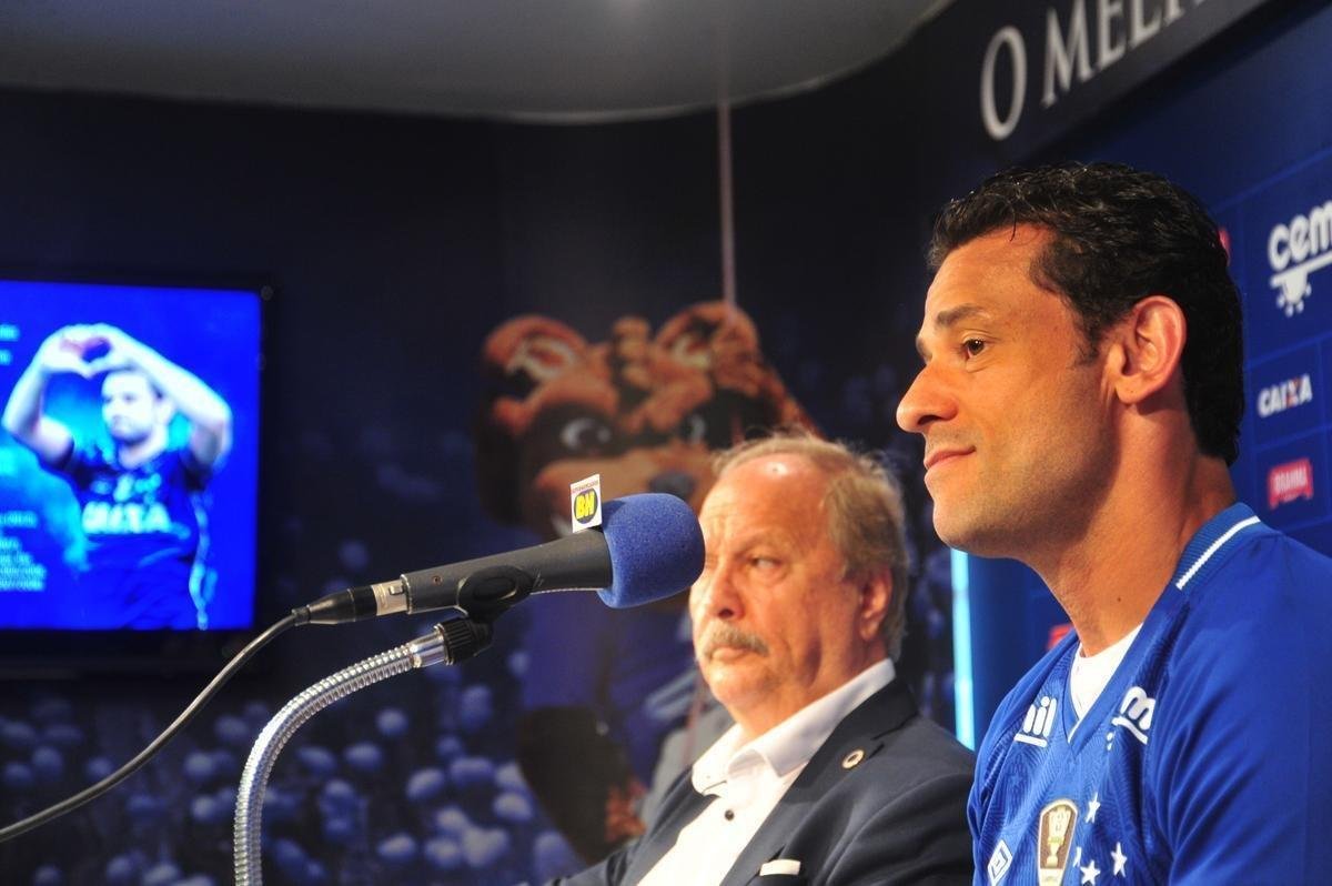 Fred foi apresentado no Cruzeiro pelo presidente Wagner Pires de S e pelo vice Itair Machado