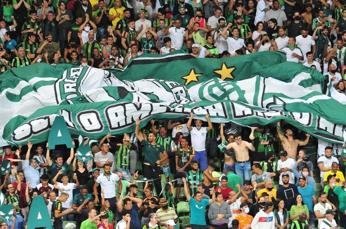 Ademir marcou dois gols na etapa final e colocou o Amrica em vatagem: 2 a 0