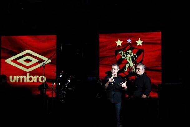 Festa de lançamento dos novos uniformes contou com a presença de jogadores e show de Paralamas de Sucesso