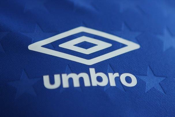 Imagens da camisa principal do Cruzeiro para a temporada de 2019