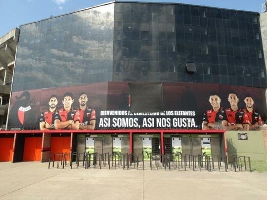 Construído em 1946, o Cemitério de Elefantes foi onde o Colón venceu o Santos de Pelé, a Seleção Argentina, o Peñarol, então campeão mundial, e os poderosos River Plate e Boca Juniors