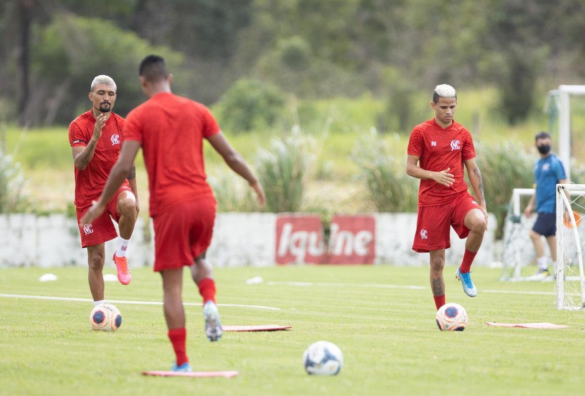 Jogadores do Náutico seguem trainando no CT Wilson Campos, sob a supervisão do técnico Gimar Dal Pozzo. Atletas e membros da comissão técnica são submetidos às medidas de saúde para evitar o contato e gerar possível foco de Covid-19.