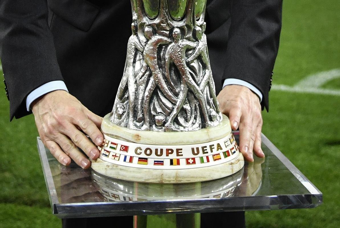 Com direito a um show de Hazard no segundo tempo, quando o craque belga marcou dois gols e ainda deu assistncia para Pedro balanar as redes, o Chelsea goleou o Arsenal por 4 a 1, nesta quarta-feira, no estdio Olmpico de Baku, no Azerbaijo, e conquistou o seu segundo ttulo da Liga Europa