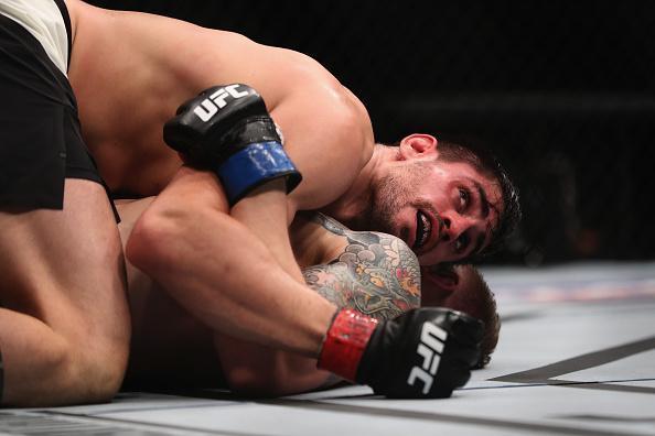 Antnio Cara de Sapato (luvas vermelhas) venceu Marvin Vettori por deciso unnime (triplo 29-28)