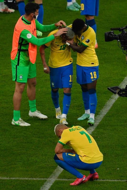 Jogadores da Seleo Brasileira lamentam derrota para Argentina na final da Copa Amrica, por 1 a 0, no Maracan 