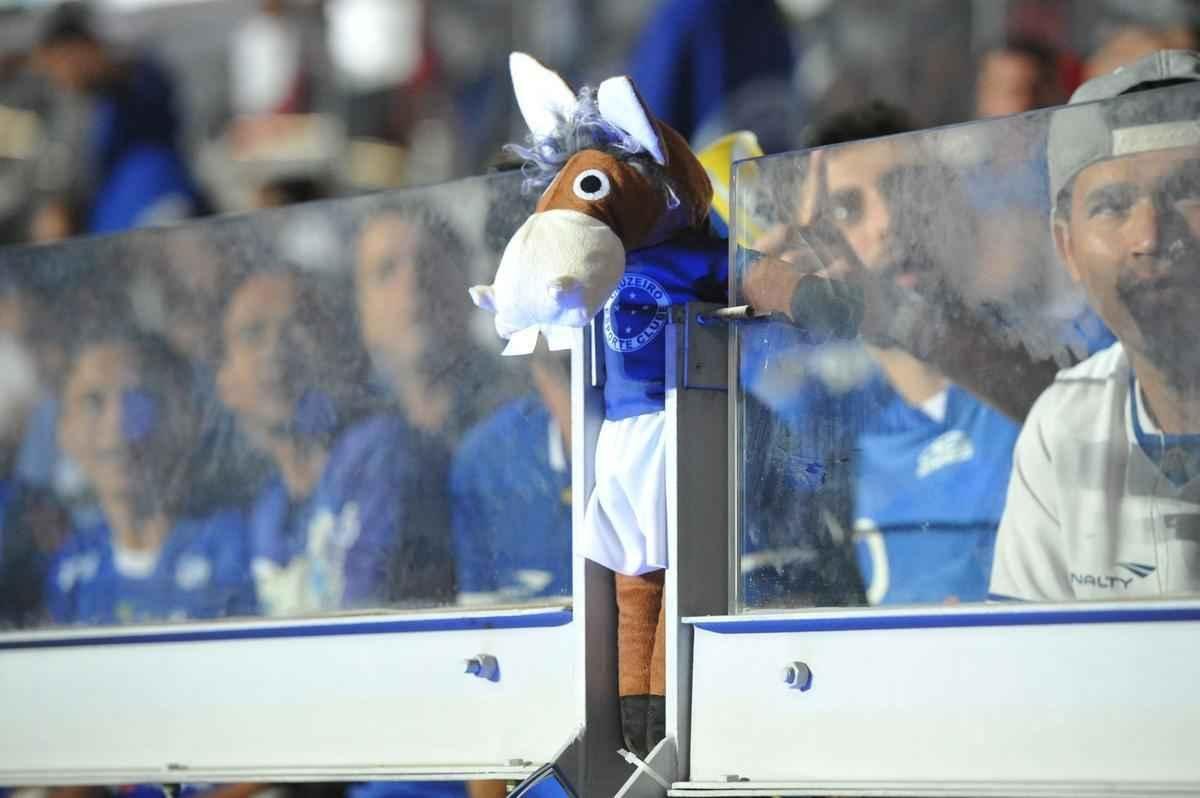 Chegada das torcidas de Cruzeiro e Grmio ao Mineiro para a semifinal da Copa do Brasil