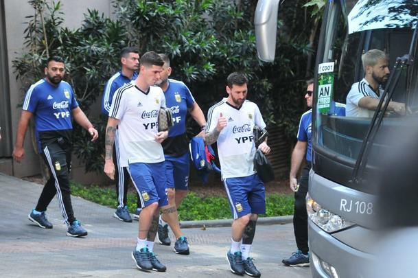 Jogadores da Argentina embarcam rumo ao treino no Independência