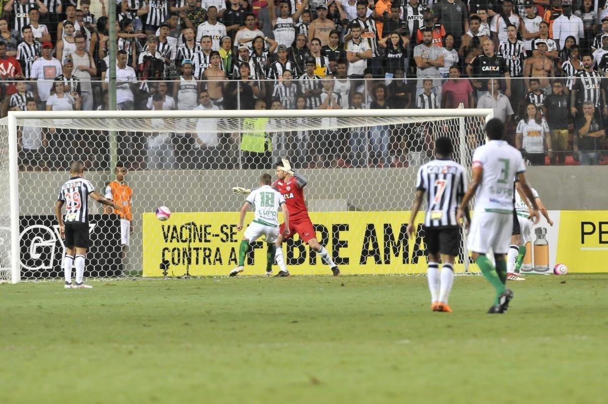 No primeiro tempo, Aylon marcou de cabea, em lance polmico, e auxiliar assinalou impedimento