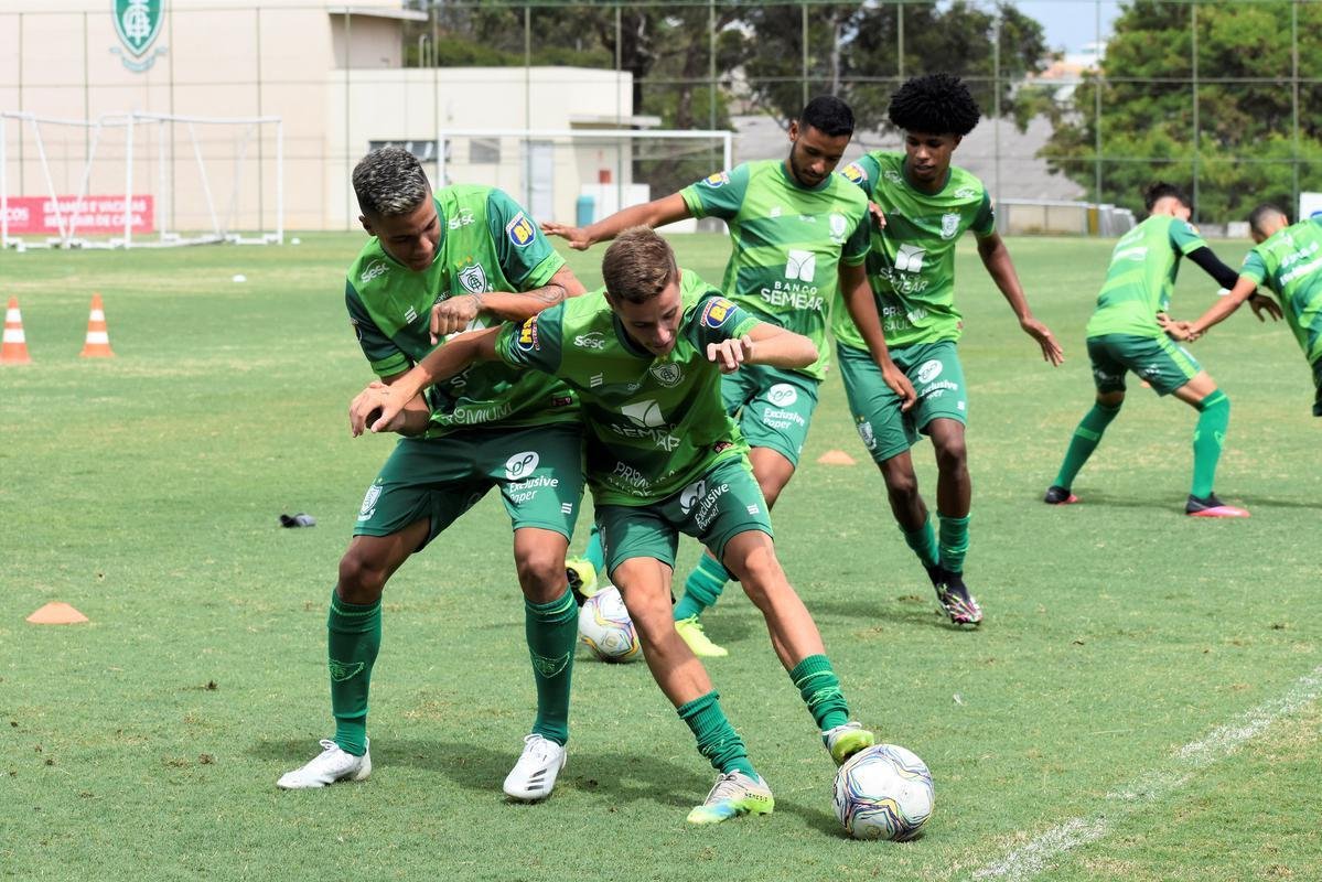 O Amrica segue com treinos preparatrios para a disputa do Campeonato Mineiro 2021. Comandados pelo auxiliar tcnico Mrcio Hahn, jogadores da base americana - e tambm os que tiveram menos oportunidades na temporada 2020 - realizam atividades voltadas ao Estadual.